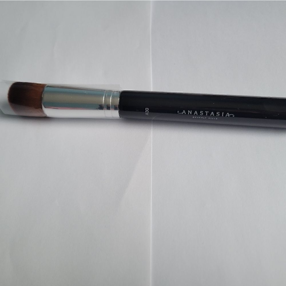 Anastasia Beverly Hills A30 Pro Brush Domed Kabuki Brush - Picture 4 of 6